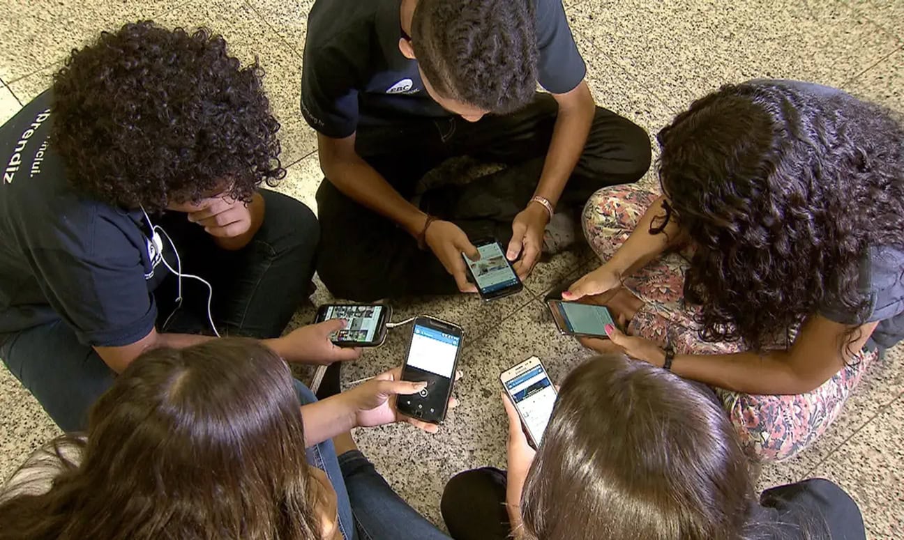 Brazil Restricts Mobile Phone Use in Public and Private Schools