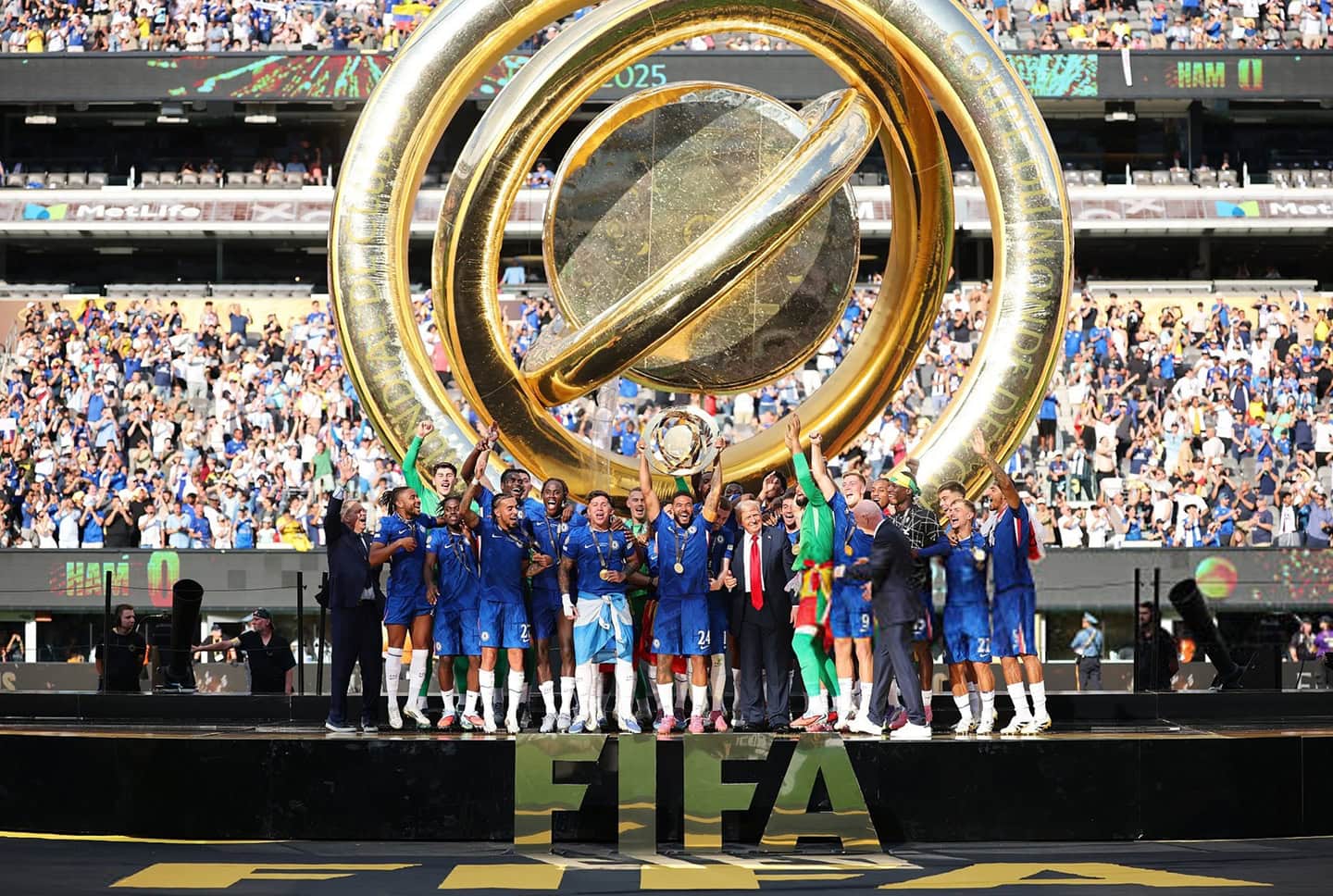 Sob a batuta de Palmer, Chelsea derrota PSG para conquistar o mundo