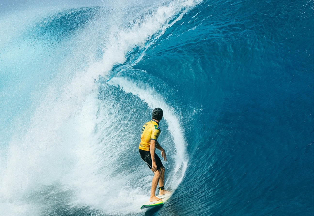 Yago Dora é campeão mundial de surfe profissional
