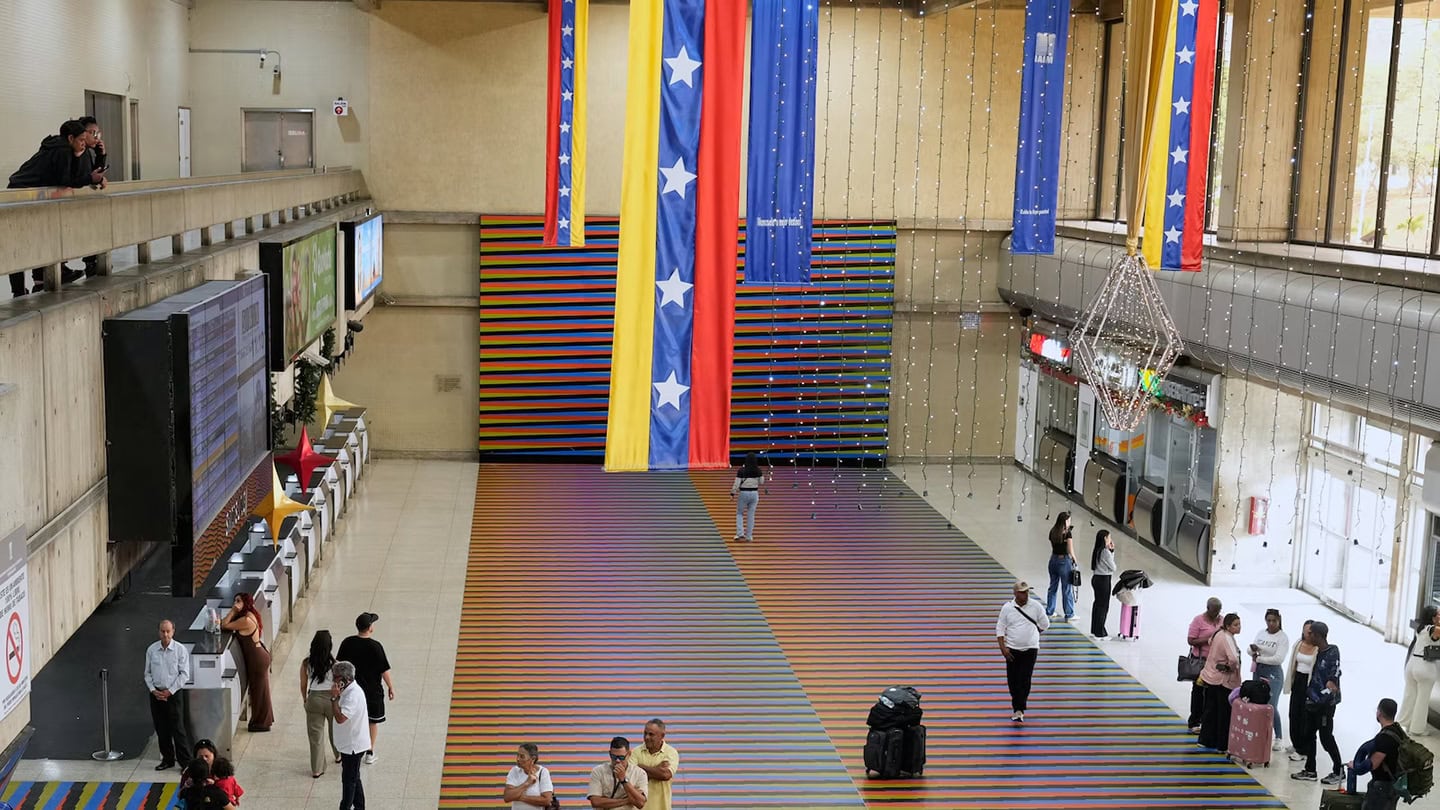 Airlines Cancel Flights to Venezuela After Alert of Possible Military Action