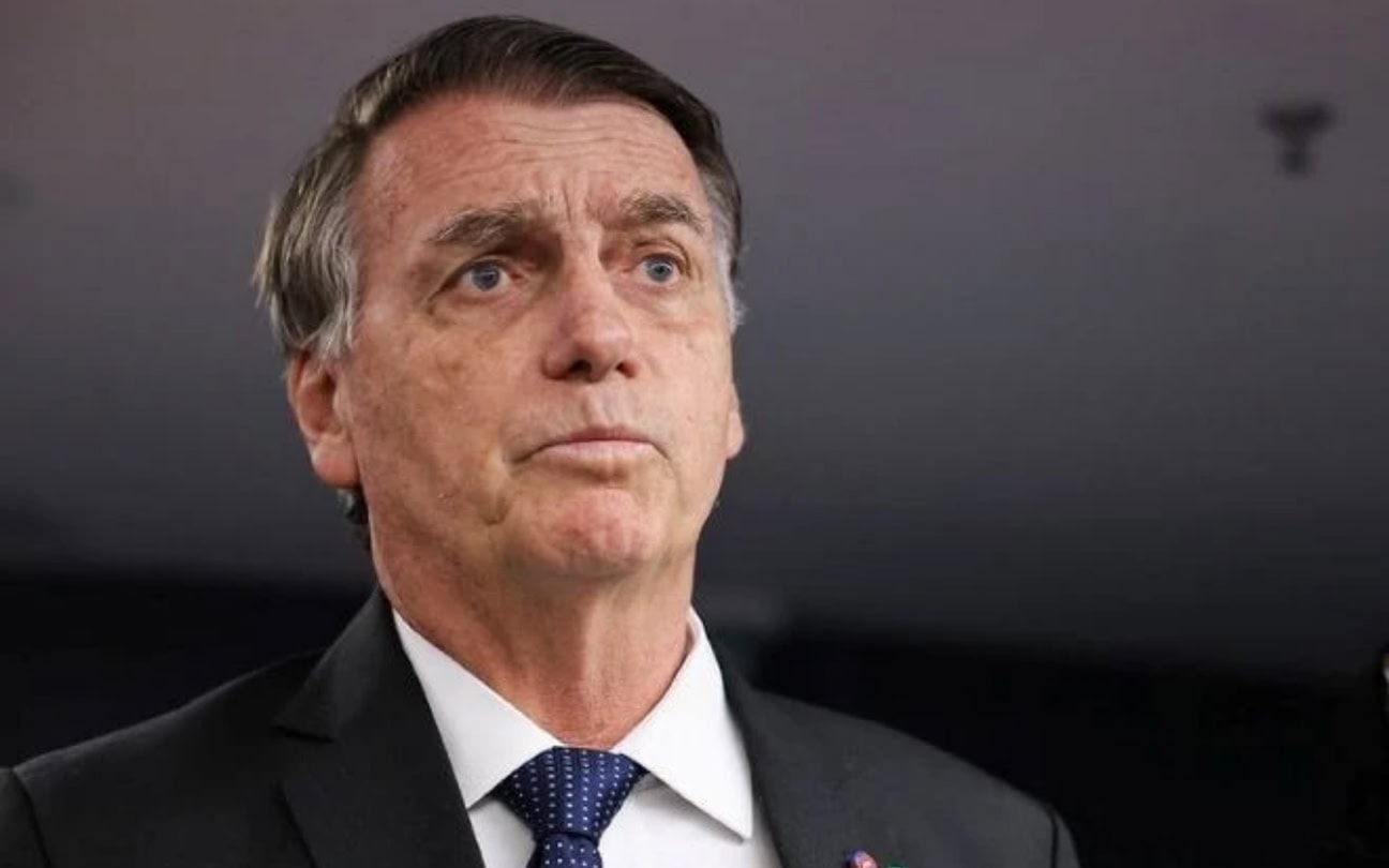 Jair Bolsonaro apresenta melhora clínica, mas permanece internado na UTI em Brasília